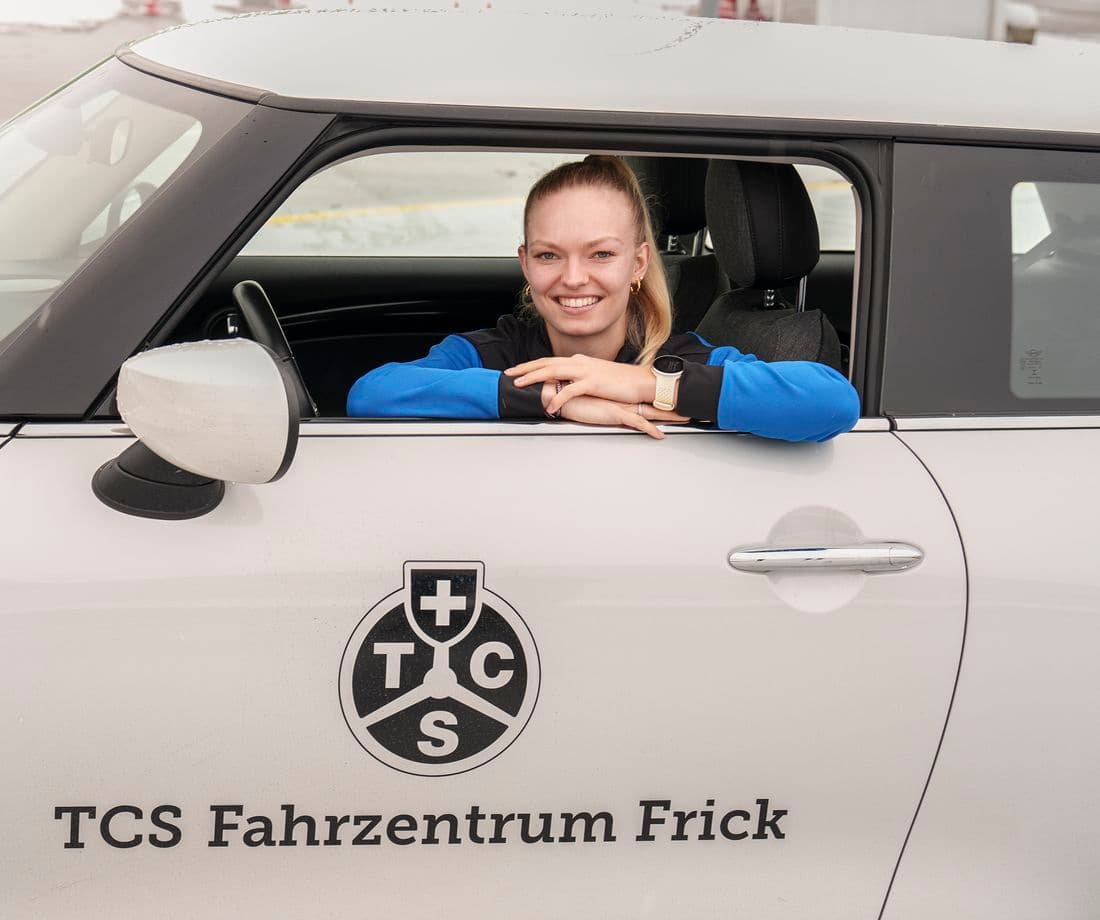 Sina hat den 2-Phasen-Kurs TCS Fahrzentrum Frick gemacht.
